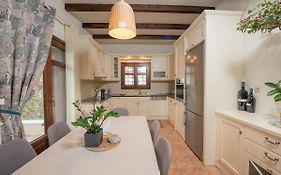 The Villea Cottage - 5 Bed House In Alli Meria